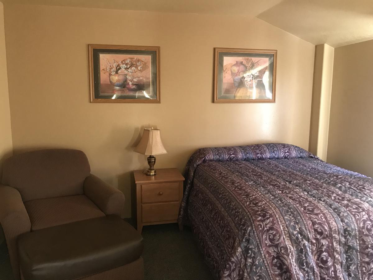 Economy Guest Village Rock Springs Bagian luar foto